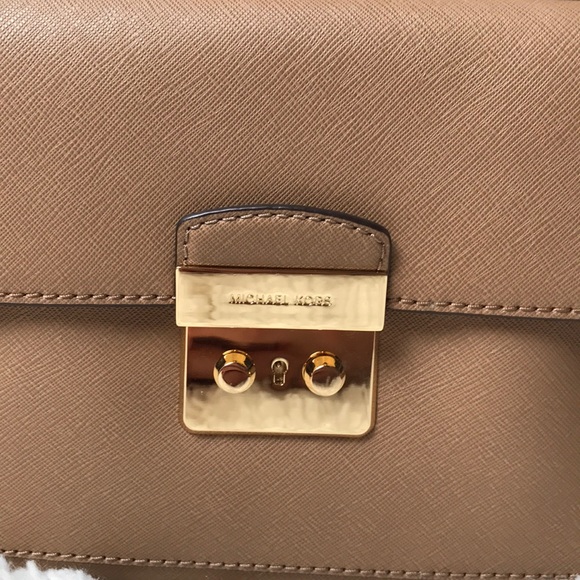Michael Kors Bridgette Leather East West Bag - Picture 3 of 8